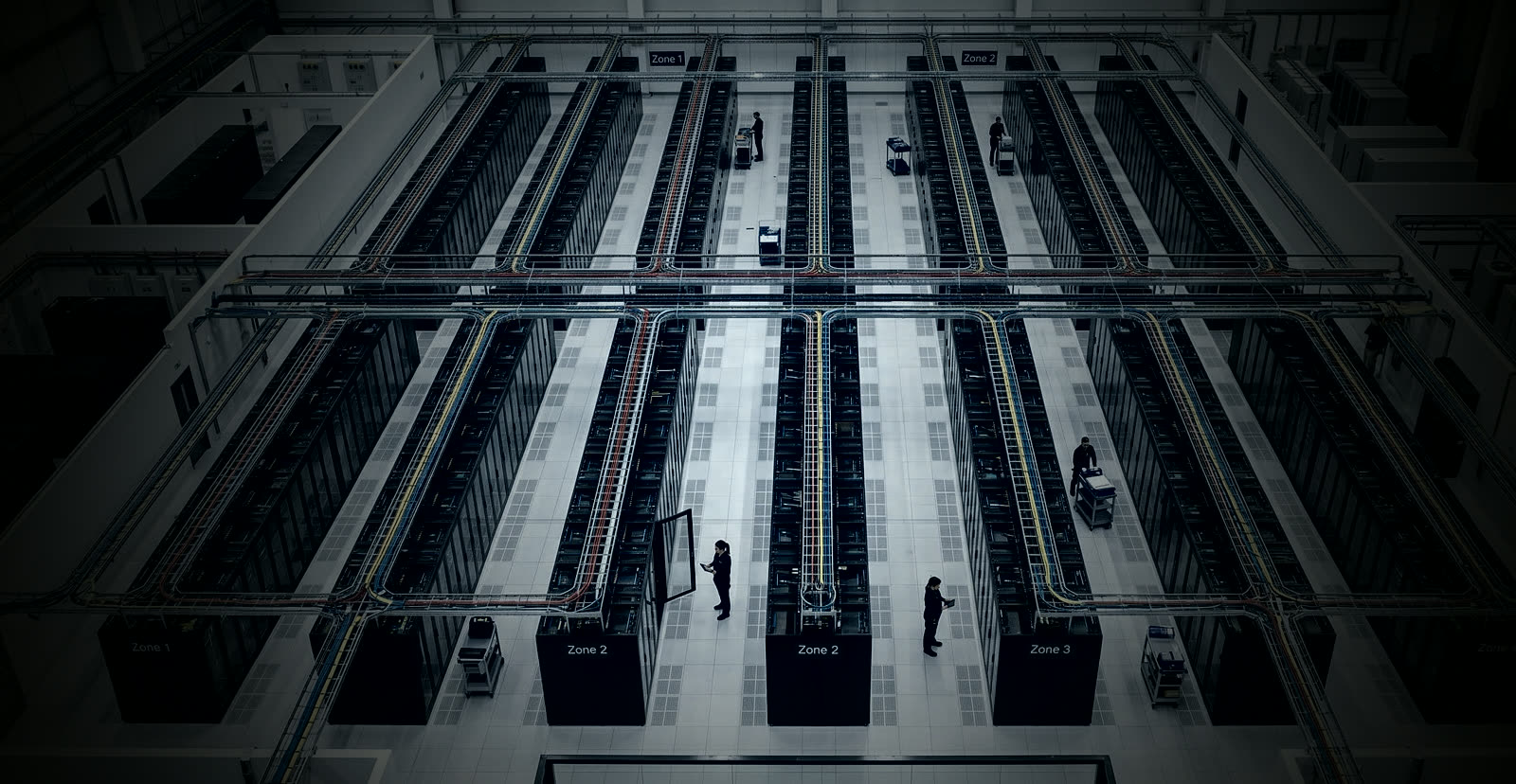Vista a&eacute;rea de una sala de data center en operaci&oacute;n