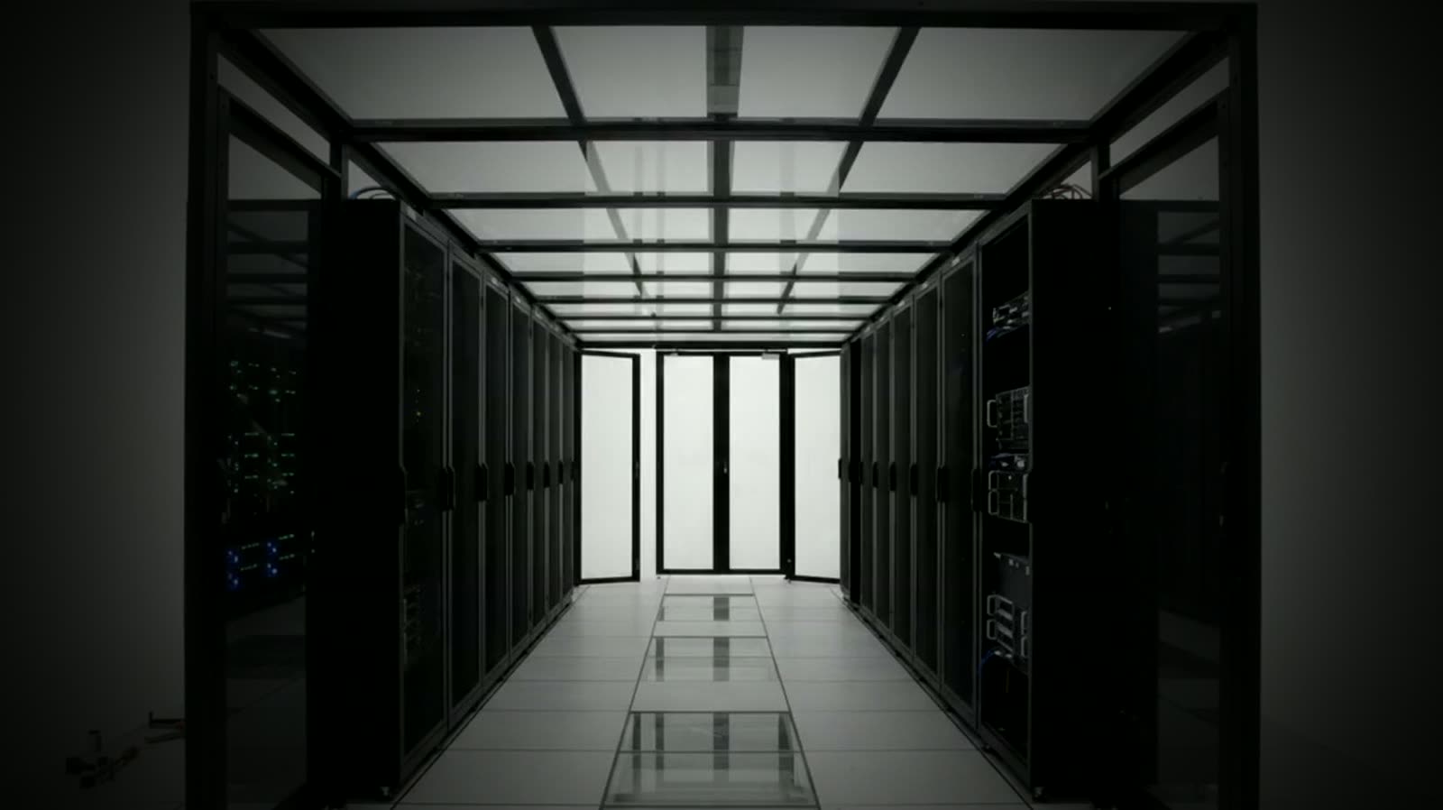 Pasillo de data center confinado, con su techo y las puertas de cierre
