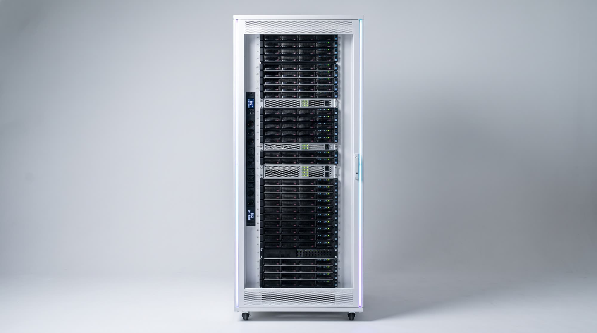 Rack de servidores en sala compacta