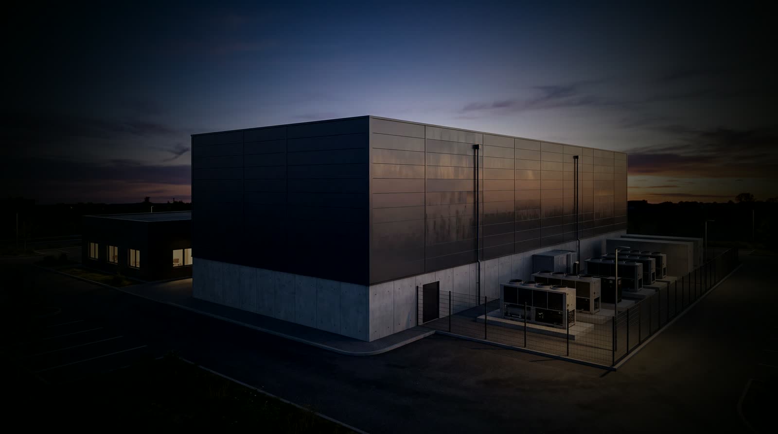Edificio de data center al atardecer con sus unidades exteriores